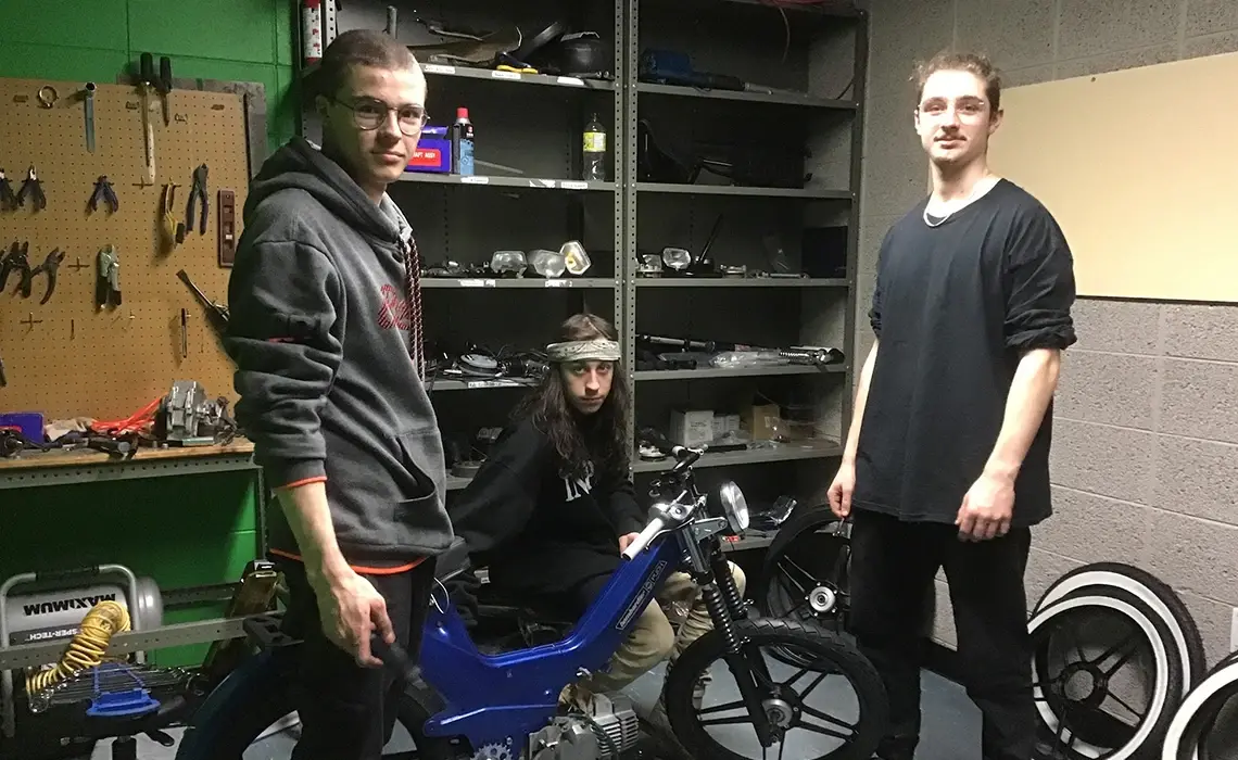 Atelier de restauration de mobylettes antiques 01