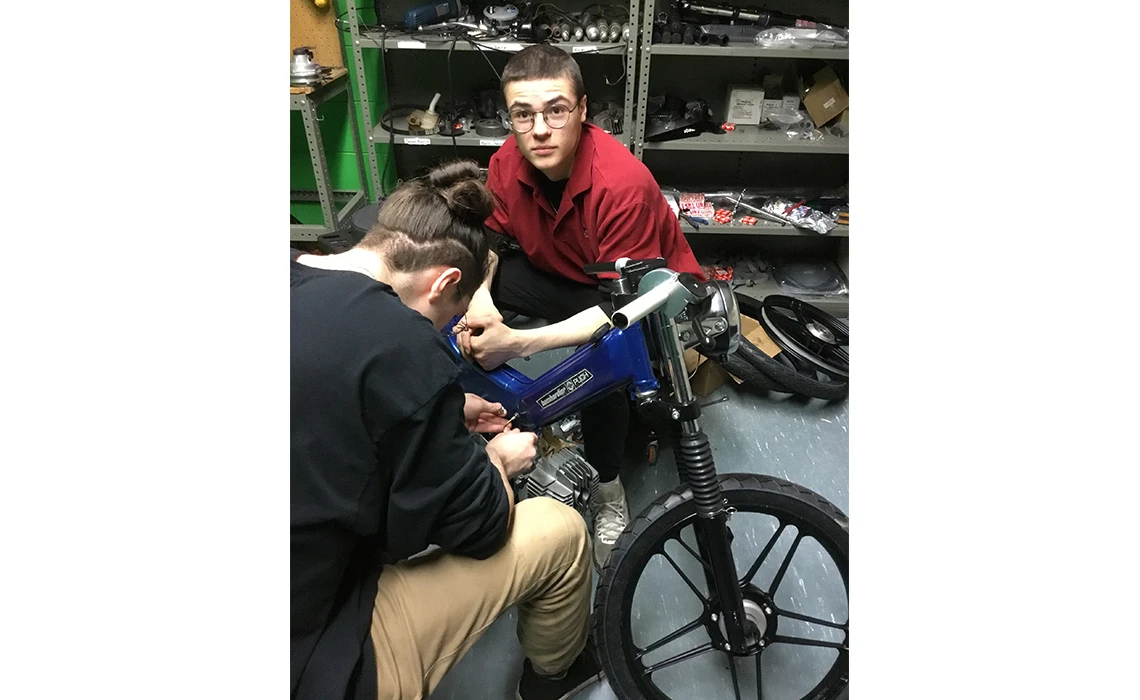 Atelier de restauration de mobylettes antiques 02