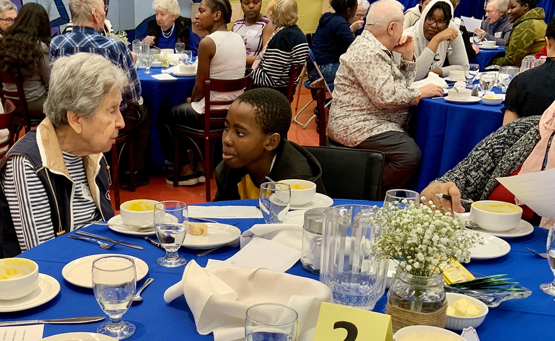 Cuisiner au suivant, le dîner intergénérationnel 02